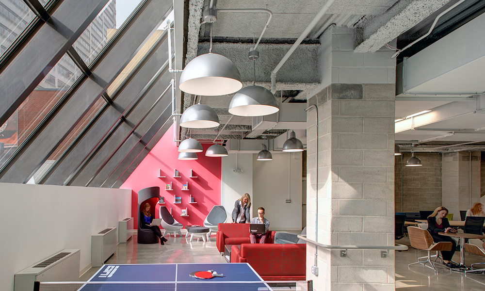 <p>A fun zone with pool and ping pong tables enhances the member experience and ability to create and communicate in a relaxed environment.</p>
