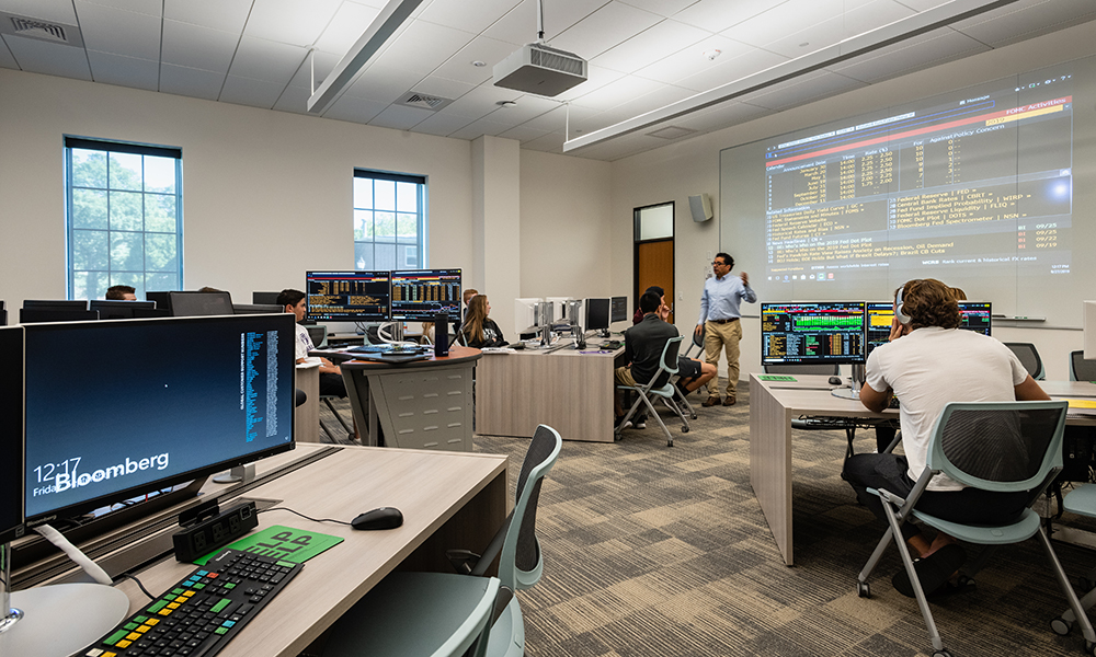 <p>In addition to flexible classrooms, seminar rooms, and a tiered team based learning lecture hall, spaces include a Bloomberg classroom and capital markets room.</p>
