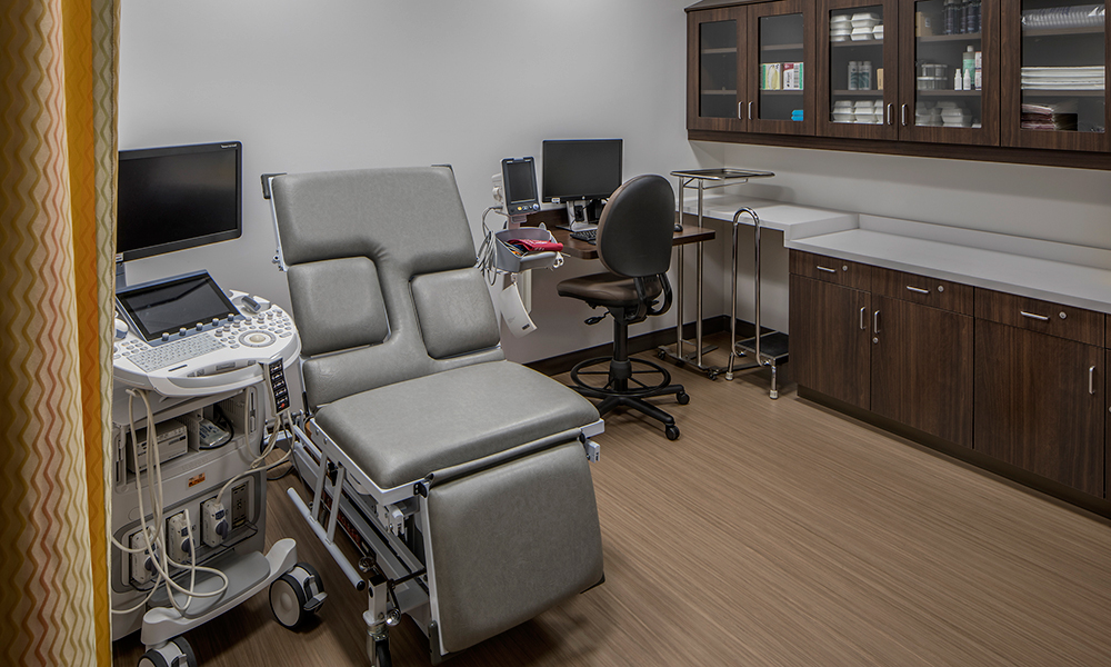 <p>Clinical rooms are located towards the interior of the building without windows to provide patient privacy. The rooms are designed to be modular and flexible with the ability to be arranged and re-arranged for different specialties. </p>

