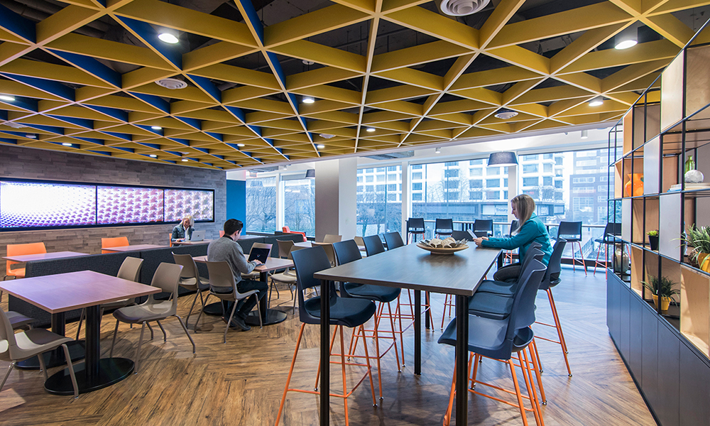 <p>Interactive work café with views towards Hartford’s Constitution Plaza offers variety of seating options, digital display and writable surfaces for solo and team work.</p>
