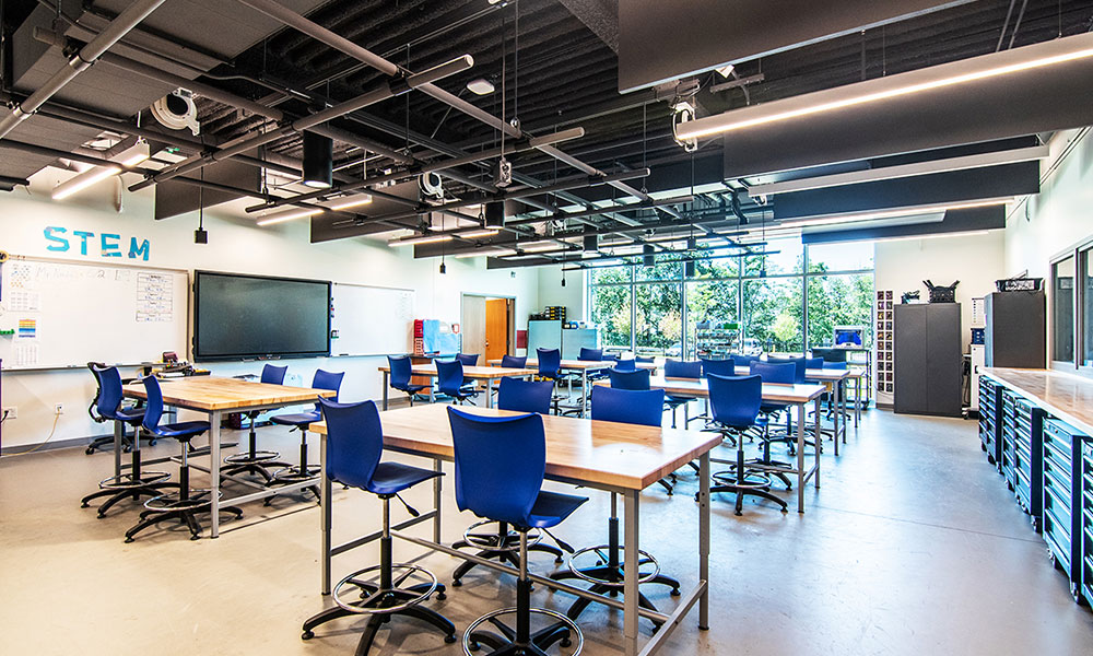 <p>The makerspace supports their International Baccalaureate Middle Years Programme and was strategically located to take advantage of the student commons open floor area for a robotics court.</p>
