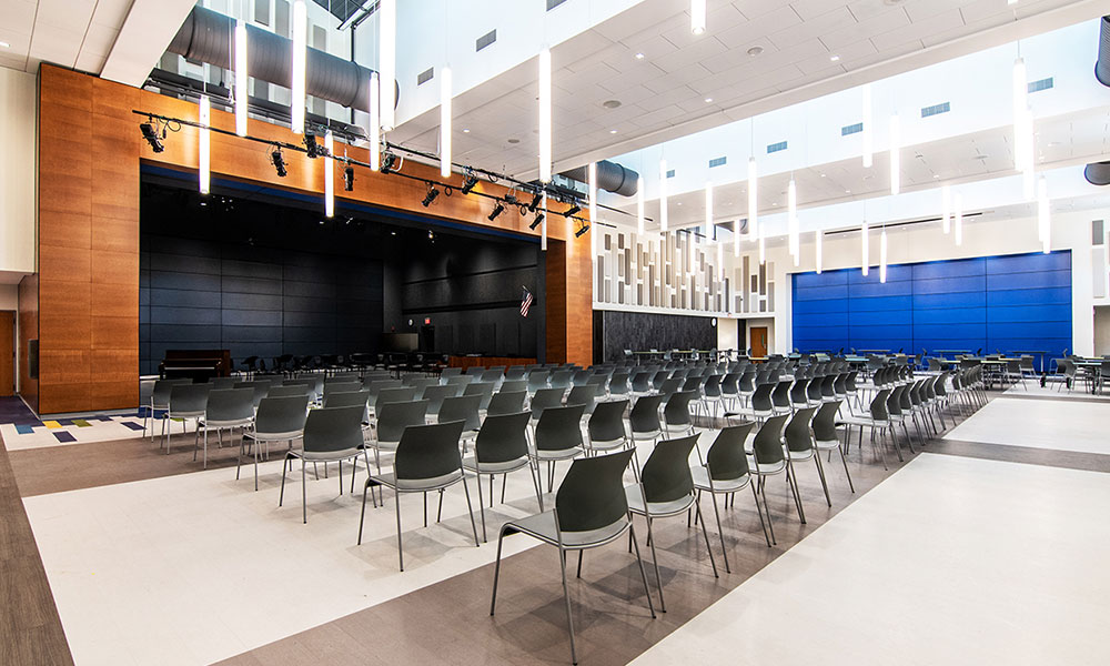 <p>The student commons is flanked by three instructional/performance spaces featuring vertically-retractable walls that allow spaces to flex to smaller choral rooms or expanded black-box theater. </p>

