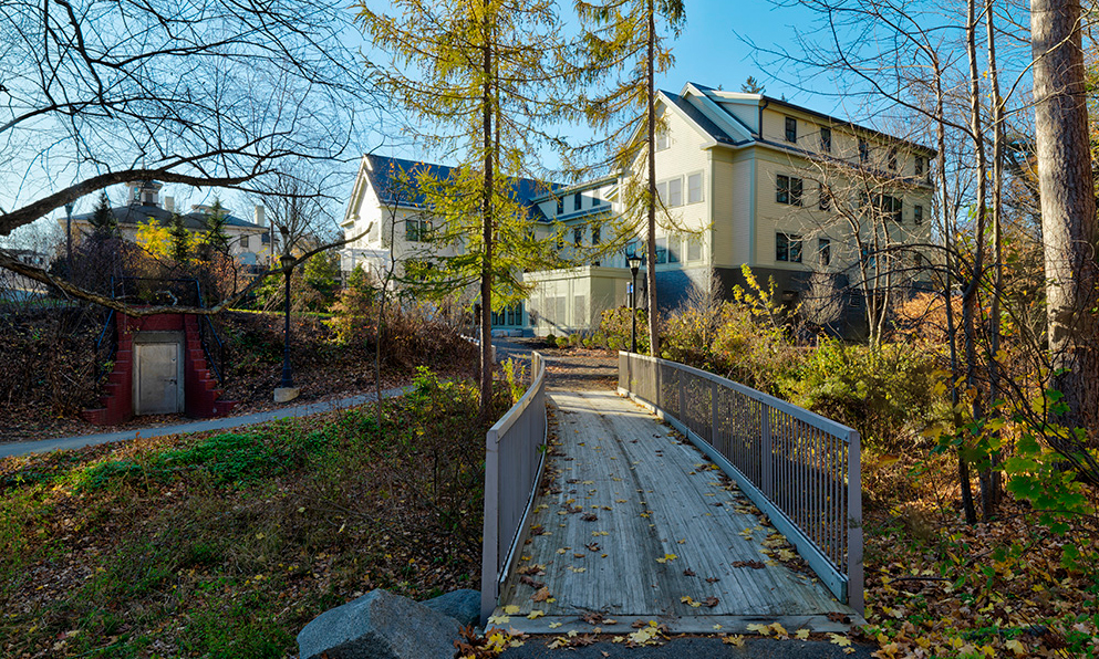 <p>The academic entry (Lower Level) features a welcoming courtyard and a nature walk along a protected stream.</p>
