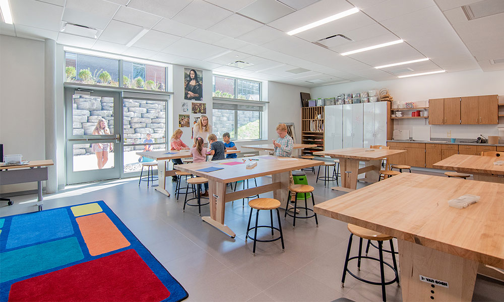<p>Floor-to-ceiling windows provide natural light into the classrooms. Access to the outdoors allows students to complete projects outdoors, utilizing nature as inspiration.</p>
