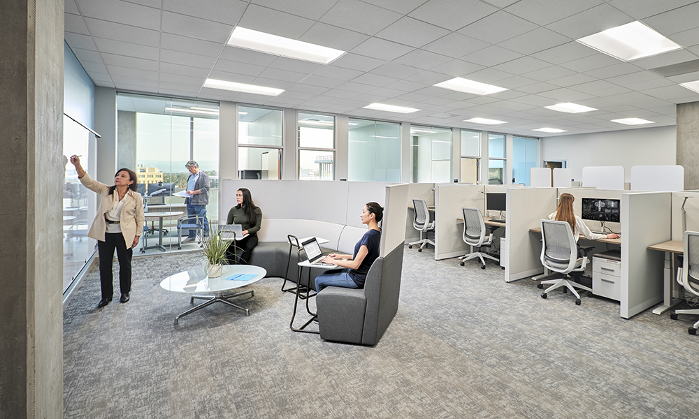 <p>Flexible workspace with adjacent break out / team rooms along the perimeter. </p>
