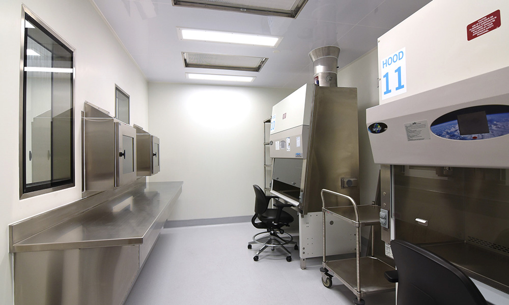 <p>The unique cleanroom design surpasses any requirements for USP797 and USP800, local DPH/DCA, and GMP. </p>
