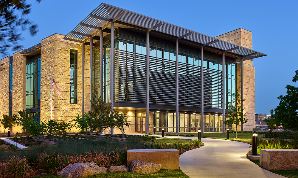 <p>Strong transparent architectural forms define the building entry and serve as a reference for public circulation. This expression of transparency is symbolic of the transparency of the legal proceedings of the court. </p>
