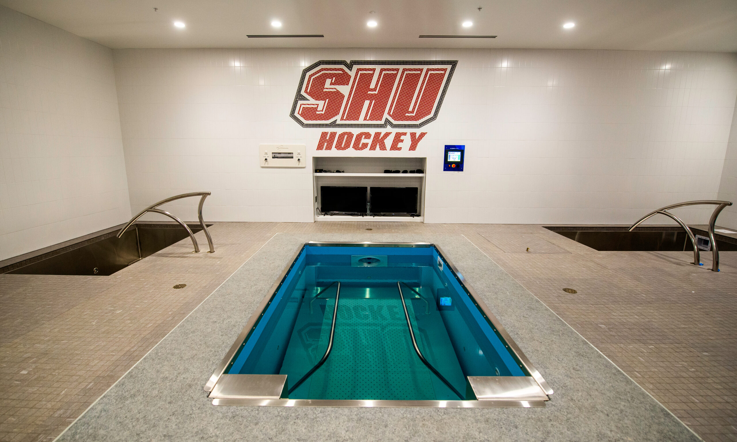 <p>Athletes can focus on resilience and well-being with a glass-enclosed hydrotherapy suite consisting of hot and cold soak tubs and a recovery treadmill pool.</p>

