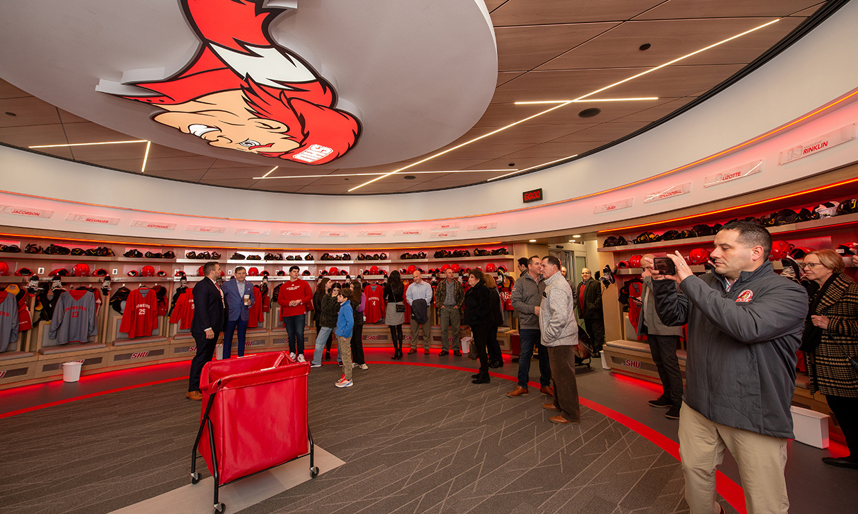 <p>NHL and Olympic-quality locker rooms were designed for both men and women, in identical size, with circular floor plans for unity in physical and visual team connection.</p>
